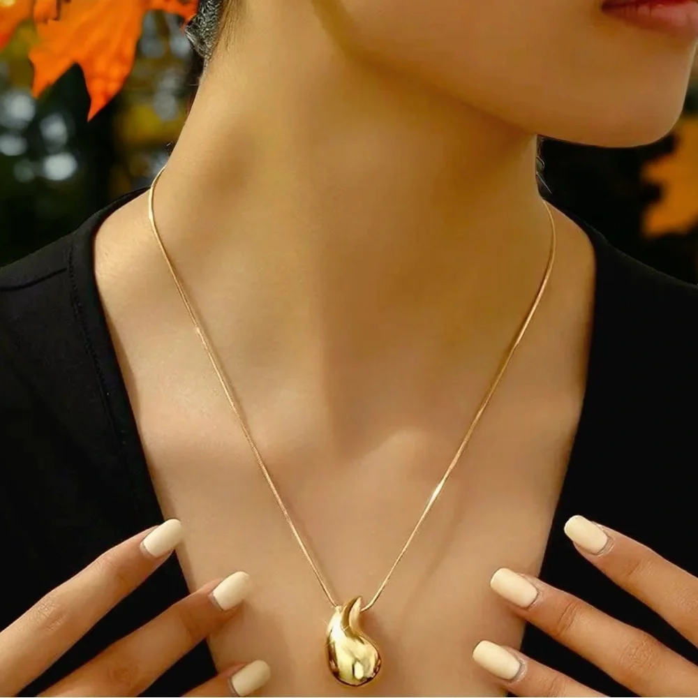 NEW Goldtone Contemporary Modern Water Drop Pendant Necklace